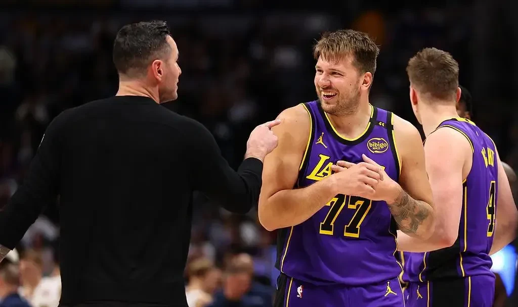 开云体育-东契奇重要时刻重要助攻，FPX带队取胜！