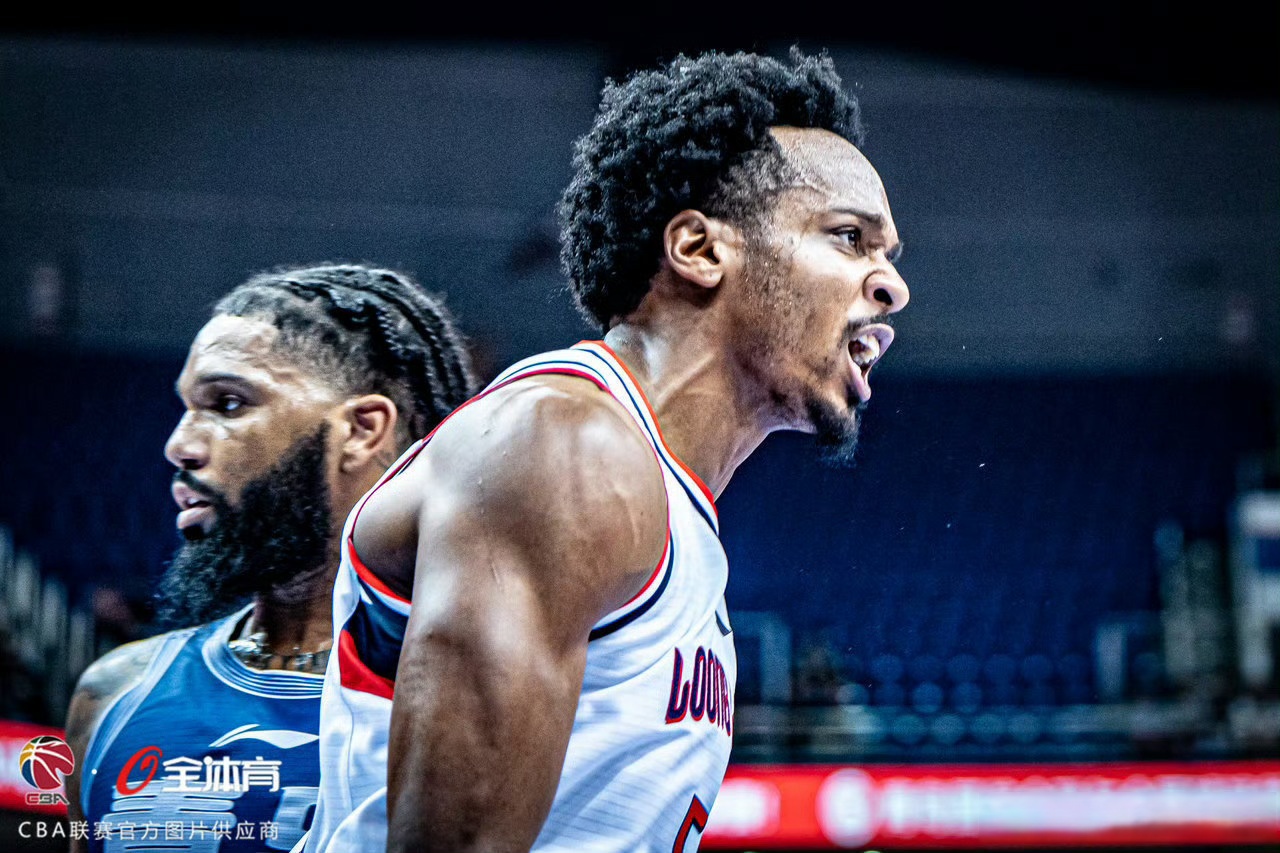 开云- 费德勒在老鹰比赛中绝杀,出色防守引发热议的是谁 